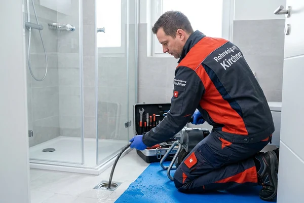 Verstopfte Toilette wird professionell gereinigt