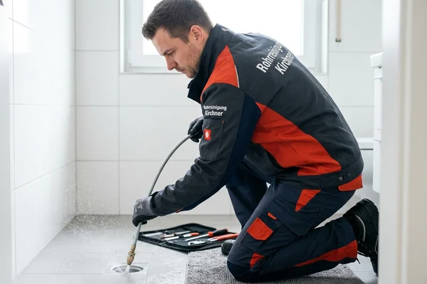 Verstopfter Abfluss wird mit Hochdruck gespült